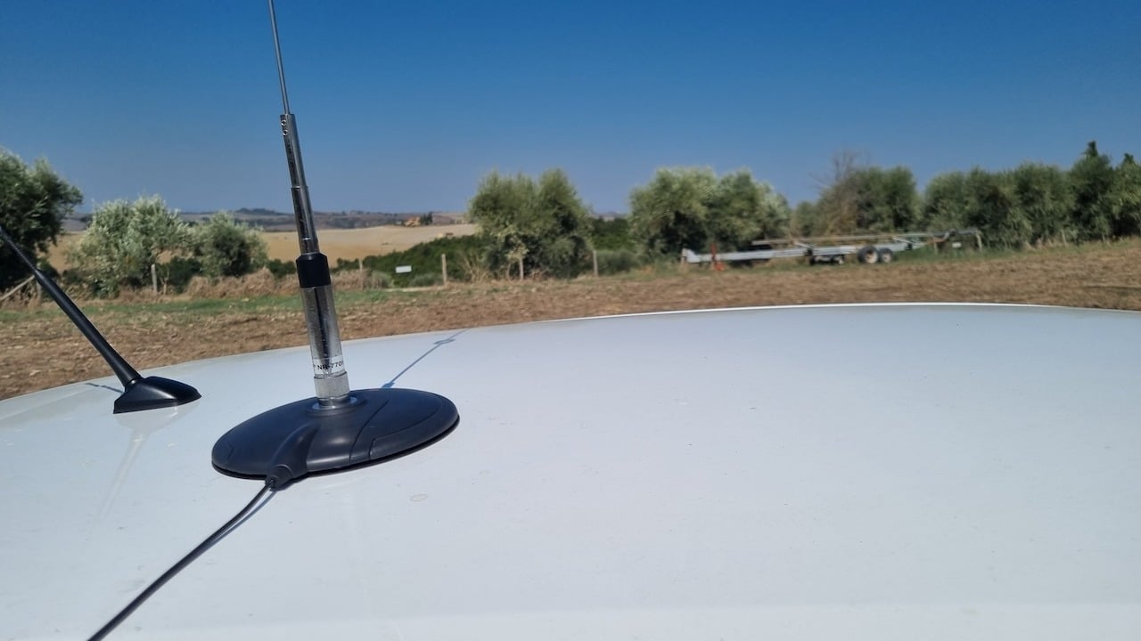 Antennenmagnetfuß auf Autodach