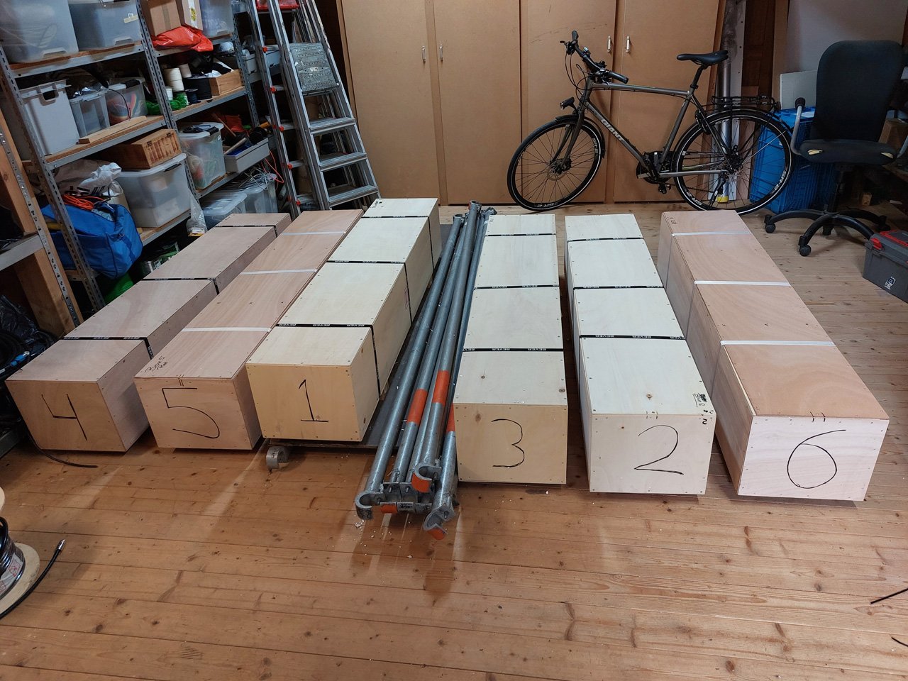 6 Kisten bereit für den Transport zu Kh8