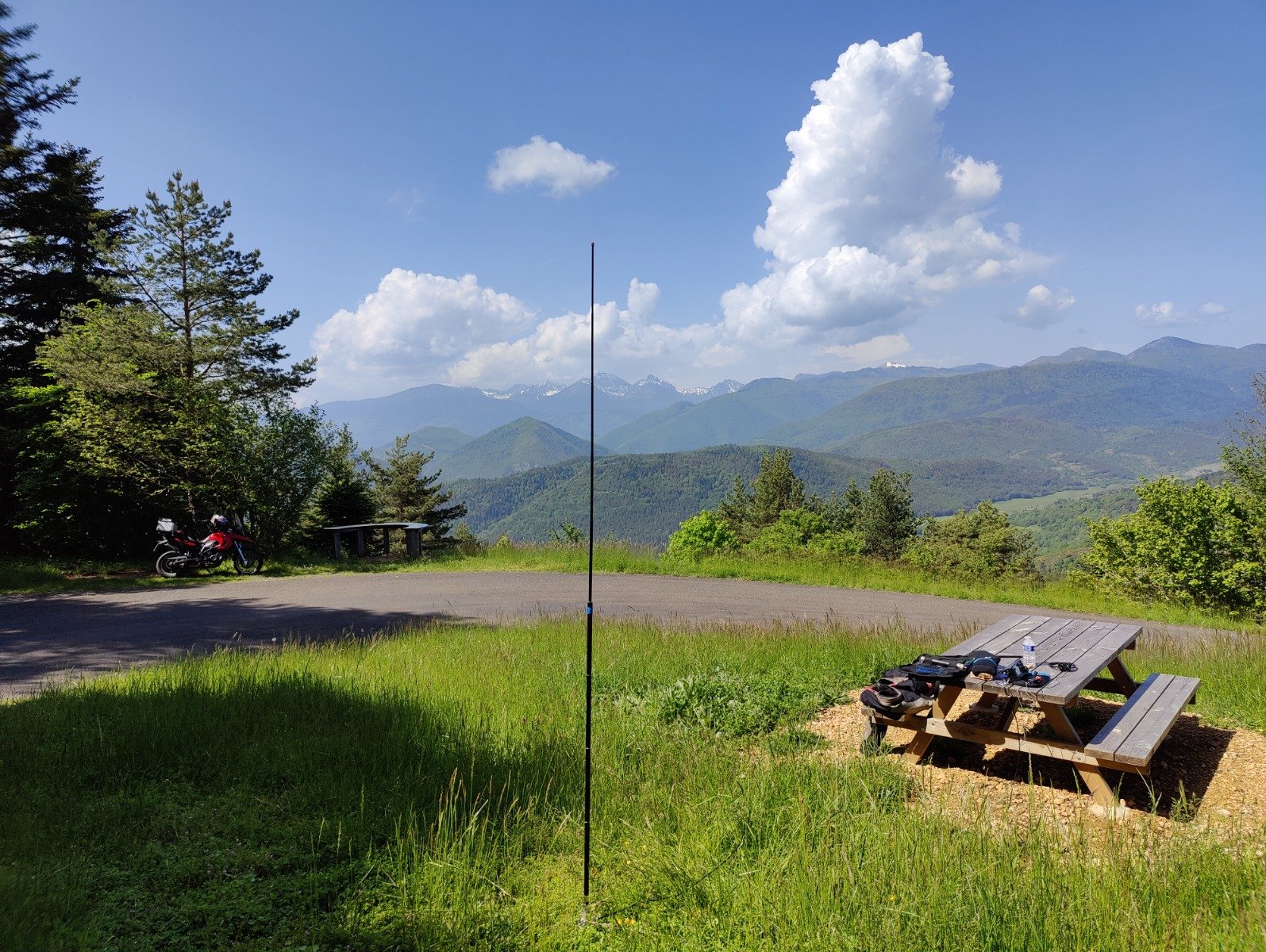 Antenne mit Buddistick vor Berglandschaft